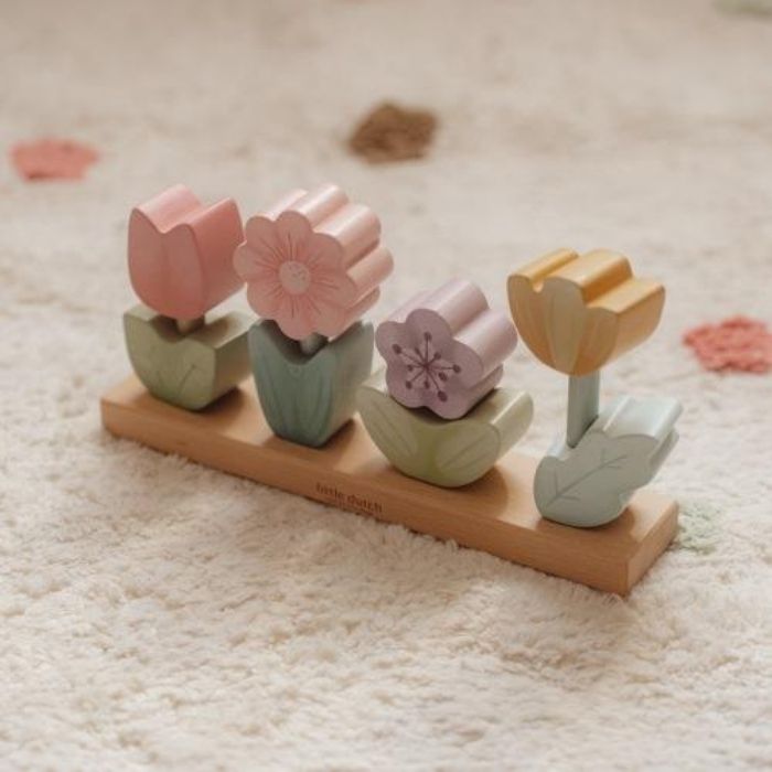 Little Dutch Stapelpuzzle Blumen Fairy Garden Rosa mit vier Holzblumen in Reihe auf Holzleiste bei DER Babyladen Erlangen